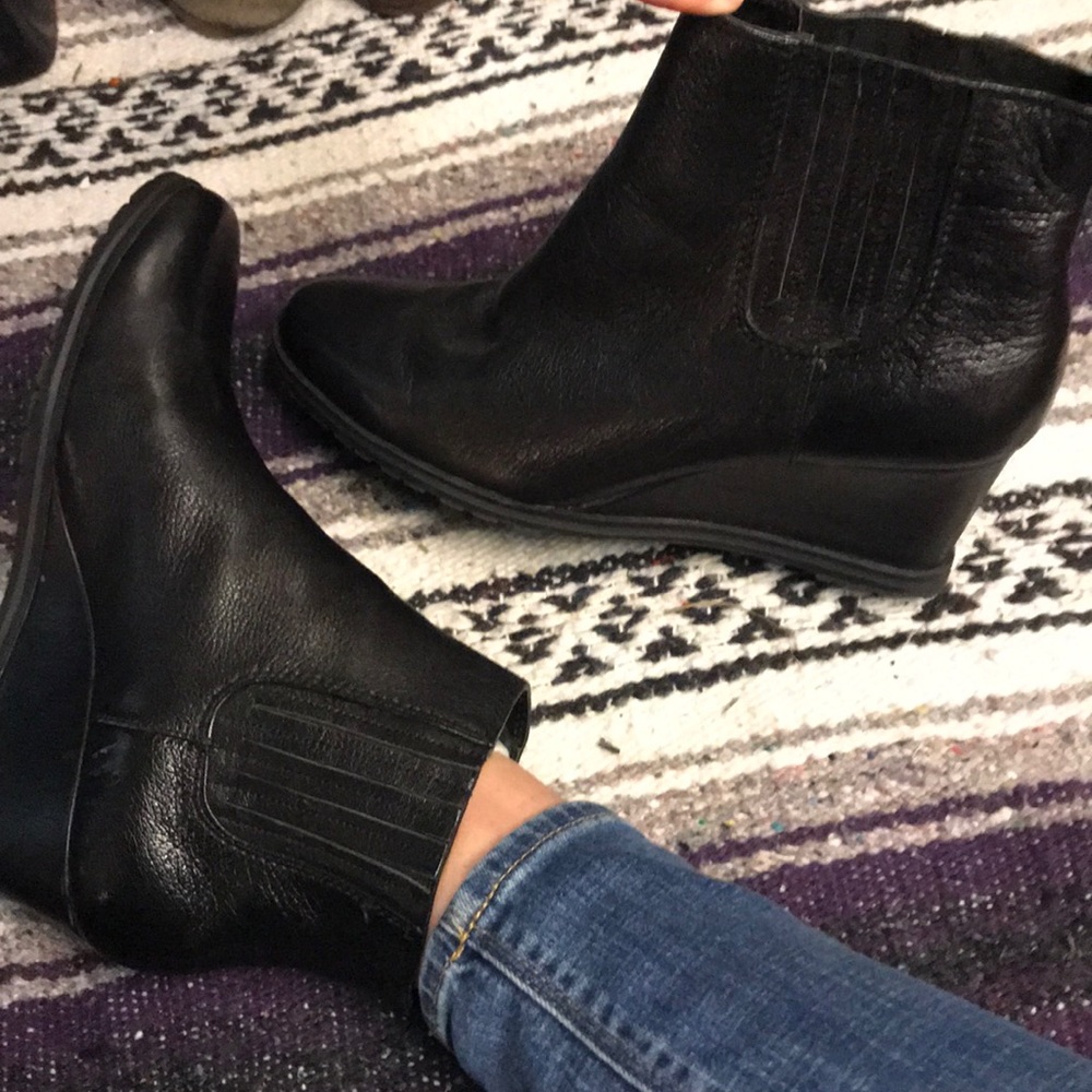 Ellen Tracy black wedge booties